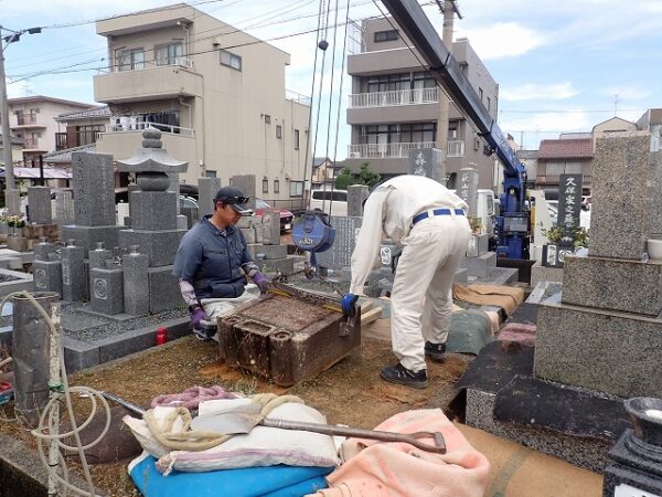 クレーンを使って回収