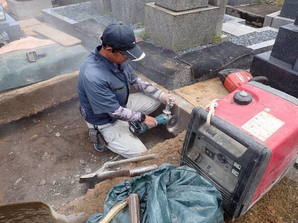 カッターでブロックを切ります