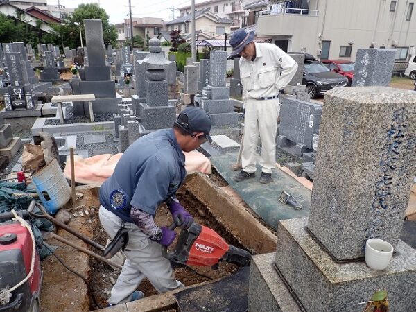 ハツリ機でブロックを割ります