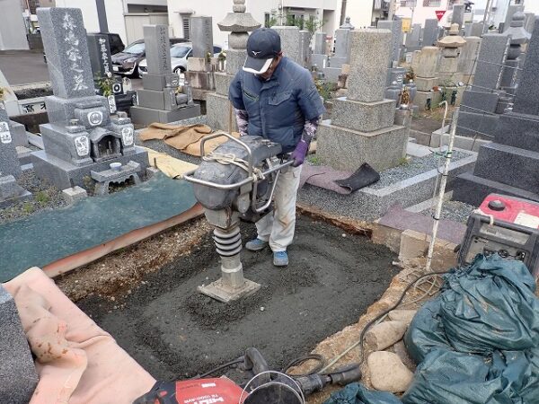 ランマーで突き固めます