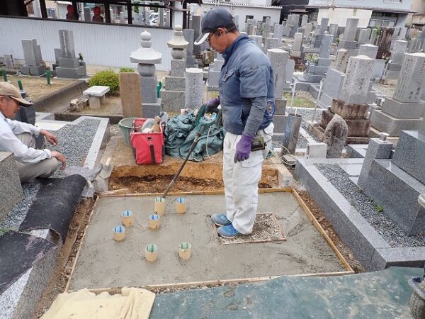 バイブレーターでしっかり空気を抜いて強い基礎コンクリートを作ります