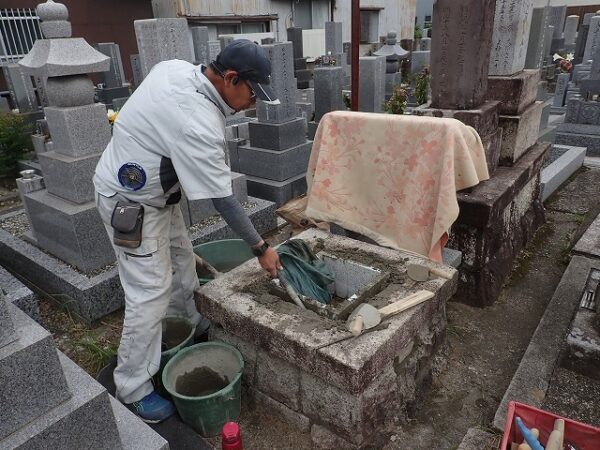 御影石納骨室を組んで隙間にコンクリート