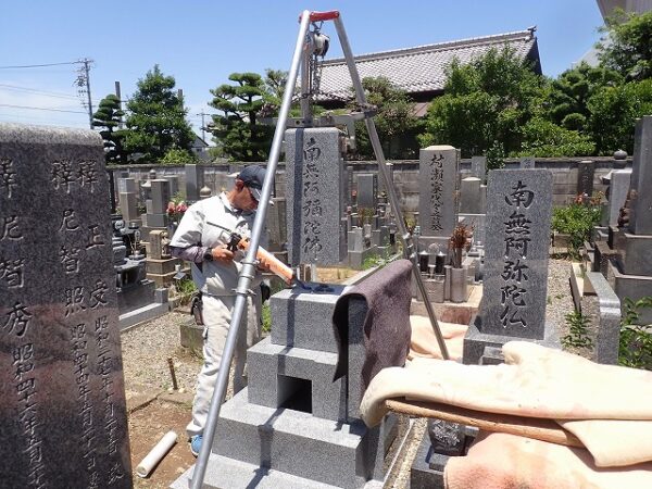 三ツ又クレーンを使って真上から施行