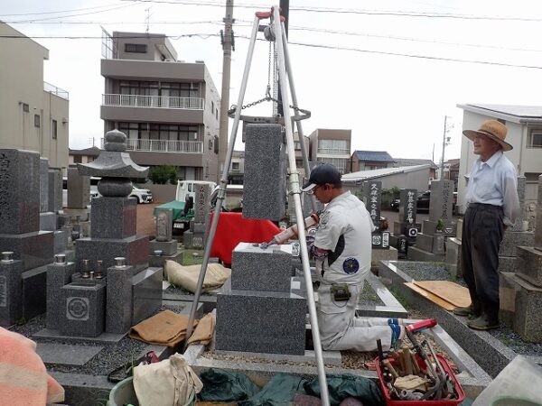 三ツ又クレーンを使って施工