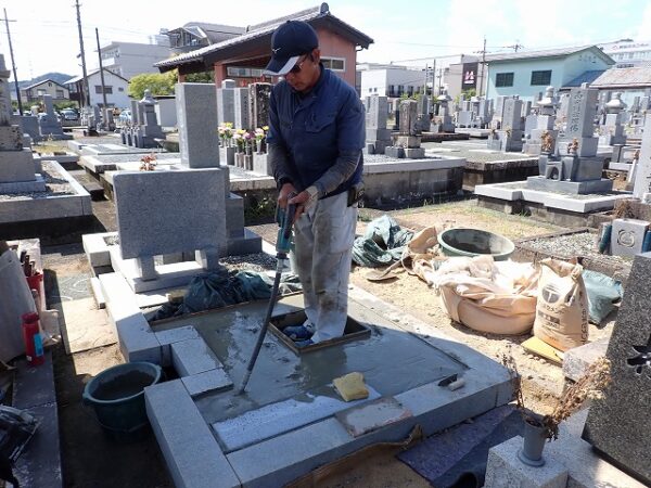 バイブレーターでしっかり空気を抜いて強い基礎コンクリートを作ります