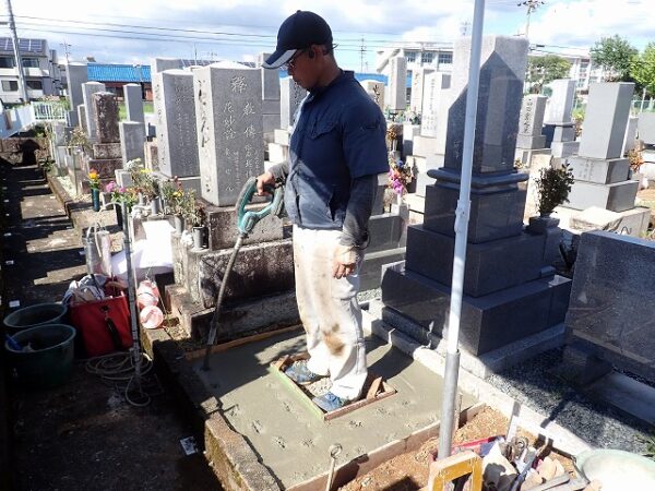 バイブレーターでしっかり空気を抜いて強い基礎コンクリートを作ります