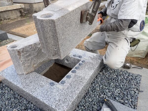 台石を免震シリコン＋免震接着剤施工で地震対策施工