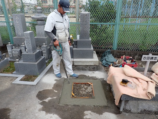 バイブレーターでしっかり空気を抜いて強い基礎コンクリートを作ります