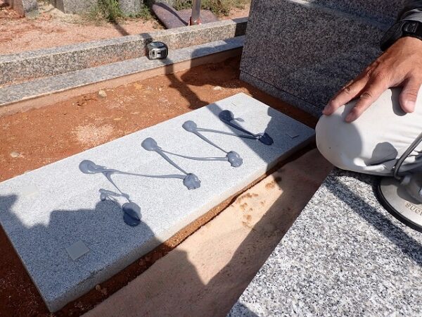 墓誌も免震シリコン＋免震接着剤施工で地震対策施工