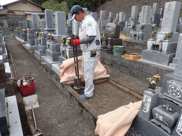 手ダコで突き固めます