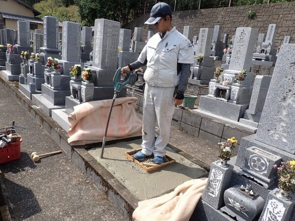 バイブレーターでしっかり空気を抜いて強い基礎コンクリートを作ります