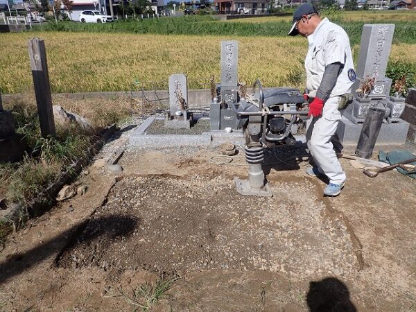 砕石を入れてランマーで突き固めます