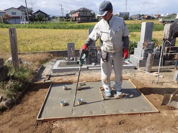 バイブレーターでしっかり空気を抜いて強い基礎コンクリートを作ります