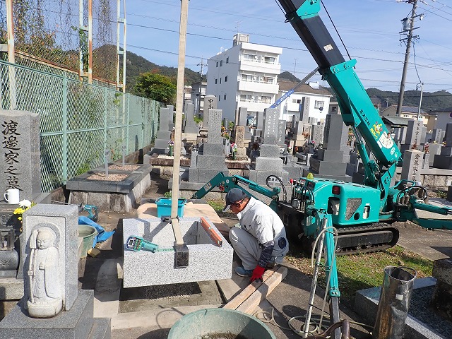 小型クレーンを使って施工