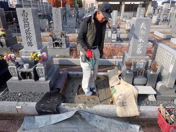 バイブレーターでしっかり空気を抜いて強い基礎コンクリートを作ります