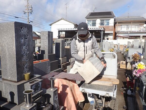 小型運搬車を使って施工