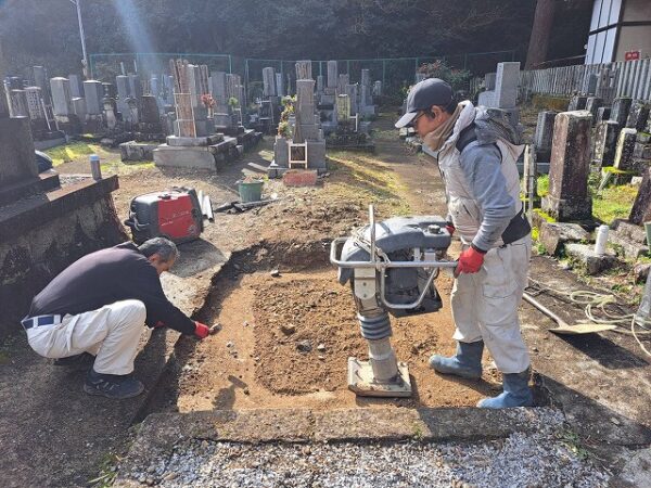 砕石を入れてランマーで突き固めます