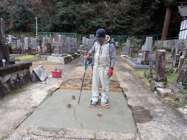 バイブレーターでしっかり空気を抜いて強い基礎コンクリートを作ります