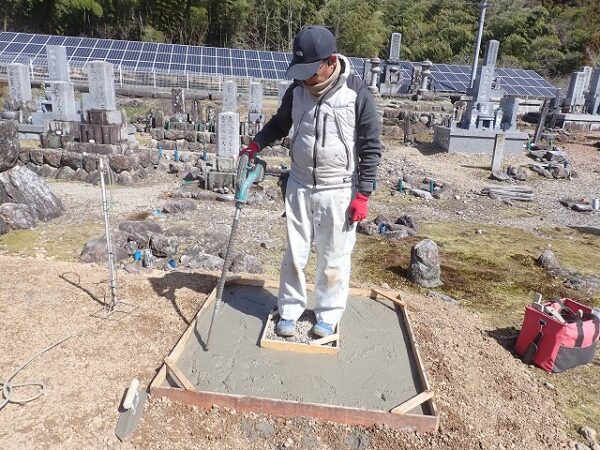 バイブレーターでしっかり空気を抜いて強い基礎コンクリートを作ります