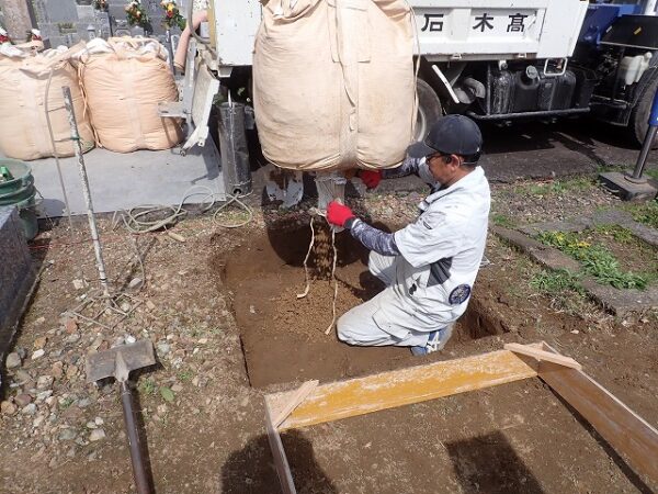 砕石を入れます