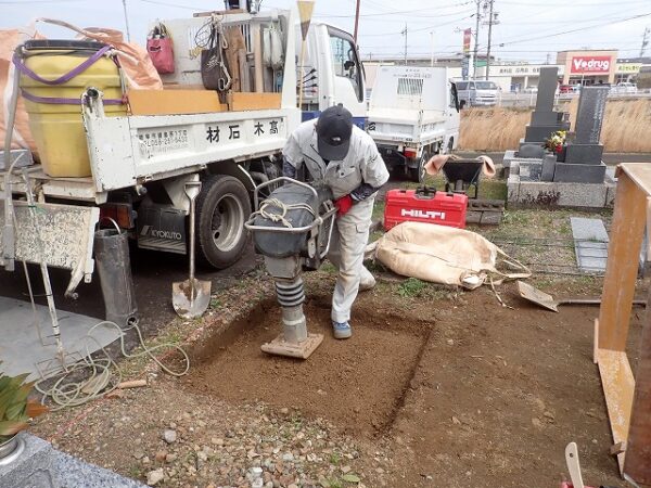 ランマーで突き固めます