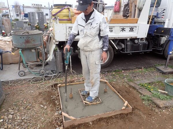 バイブレーターでしっかり空気を抜いて強い基礎コンクリートを作ります