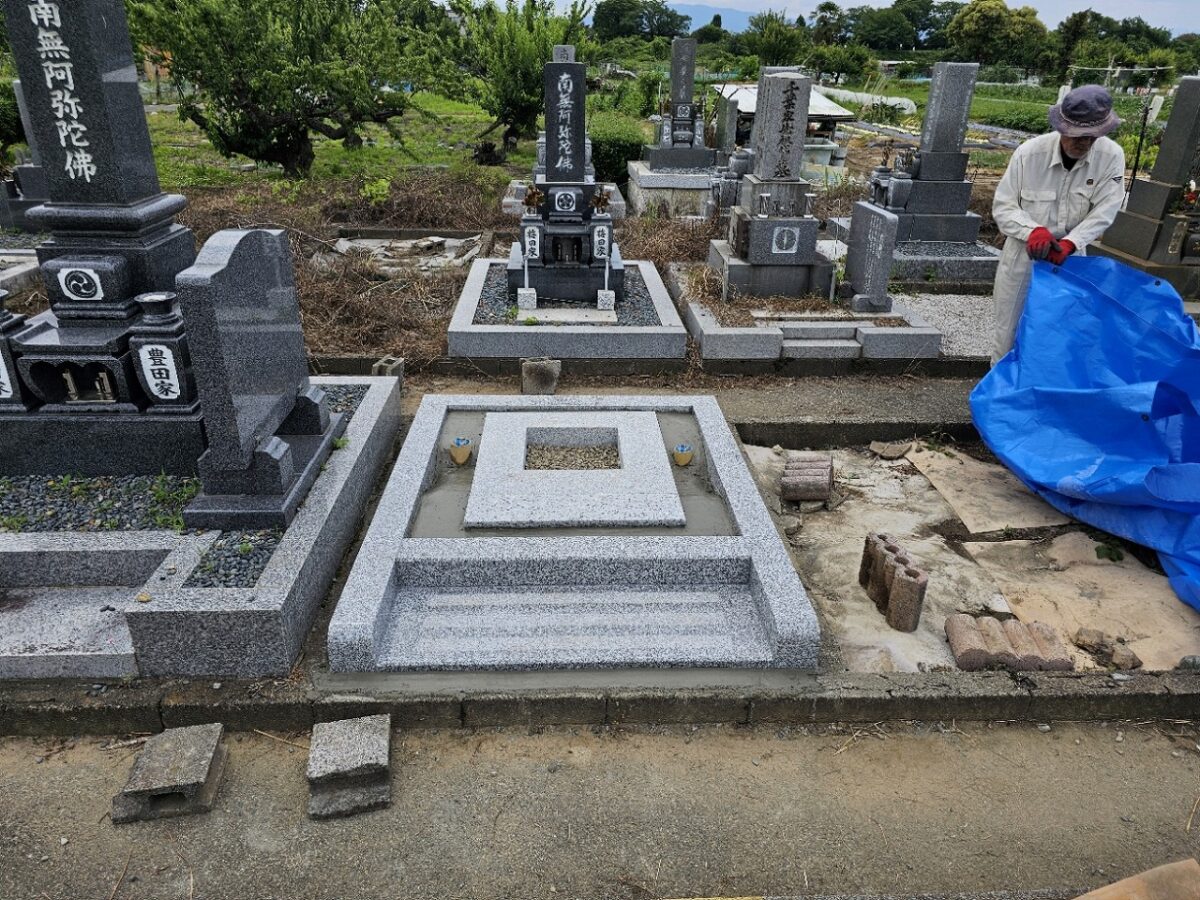 周りを仕上げて、外柵基礎石工事の完了