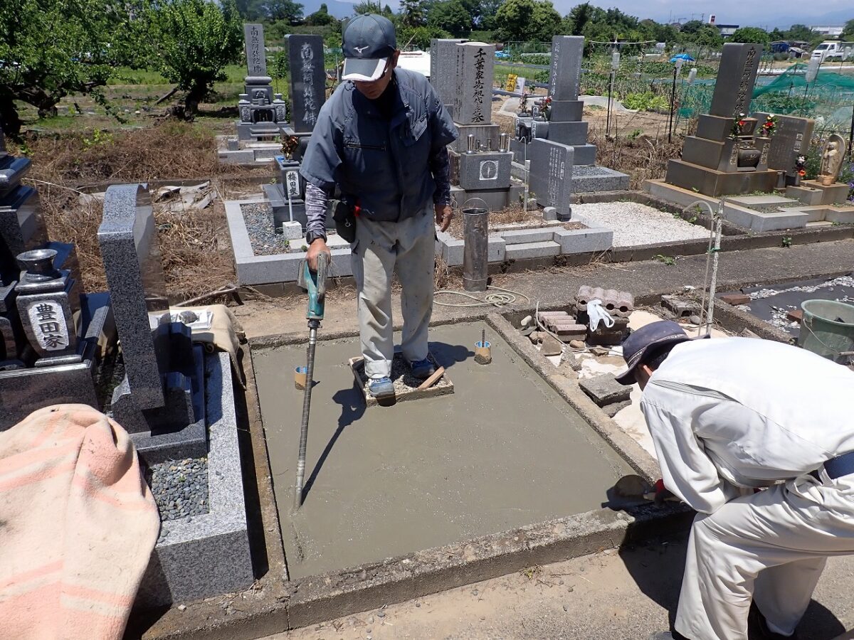 バイブレーターでしっかり空気を抜いて強い基礎コンクリートを作ります