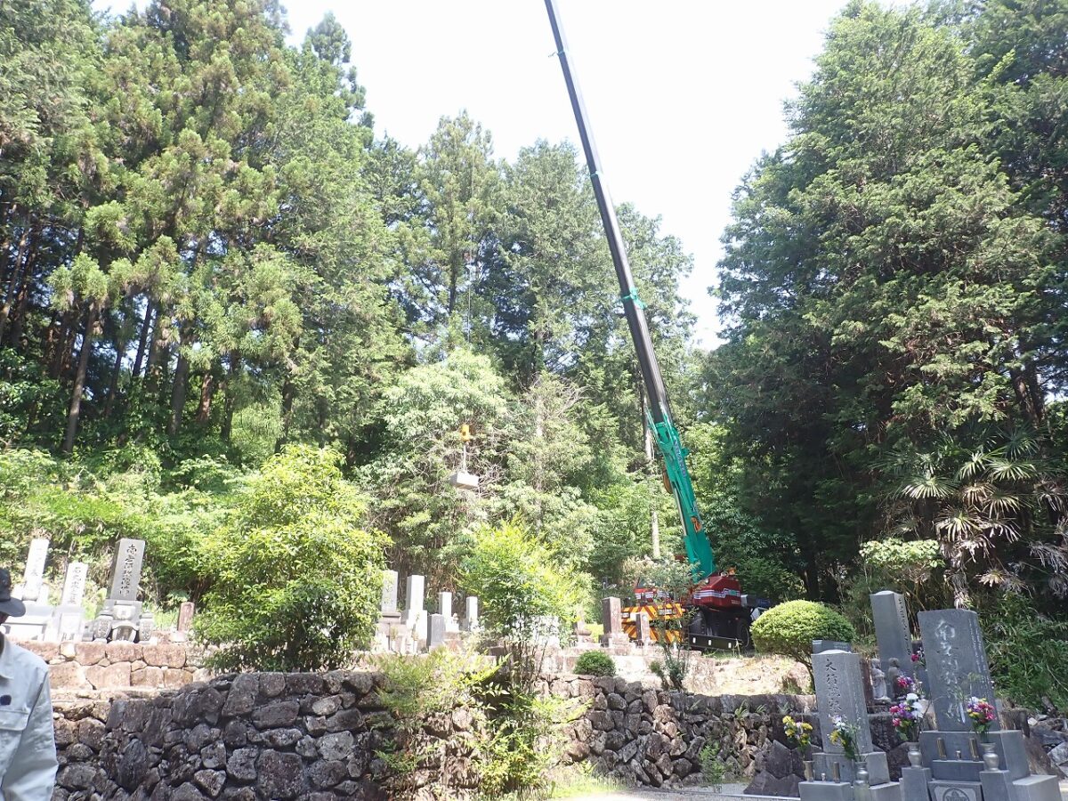 台石を吊り上げ