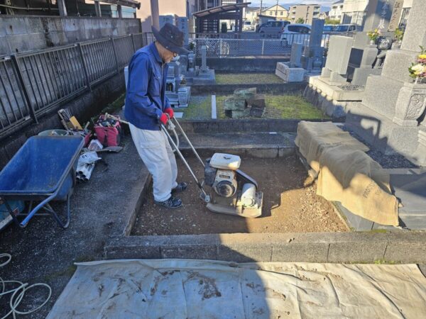 プレートランマーで締め固めます