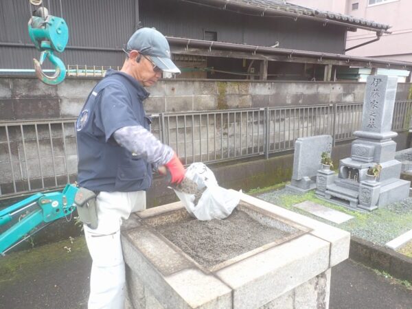 お骨を回収