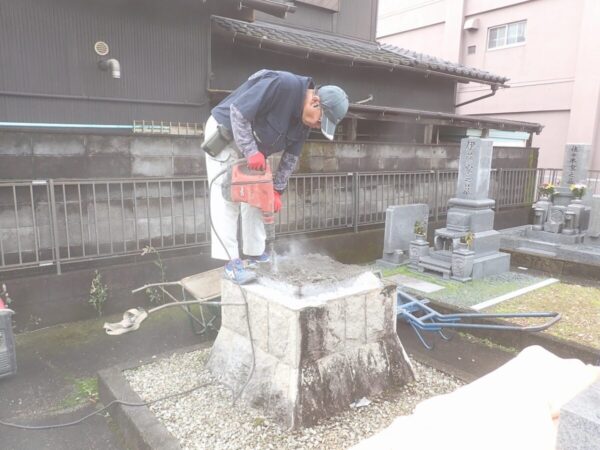 ハツリ機を使って壊します