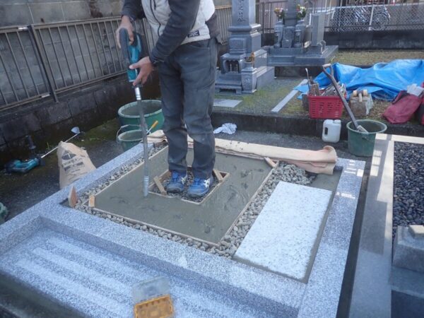 バイブレーターでしっかり空気を抜いて強い基礎コンクリートを作ります
