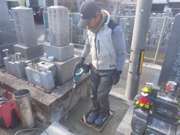 バイブレーターでしっかり空気を抜いて強い基礎コンクリートを作ります