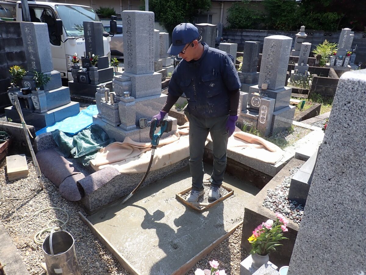 バイブレーターでしっかり空気を抜いて強い基礎コンクリートを作ります