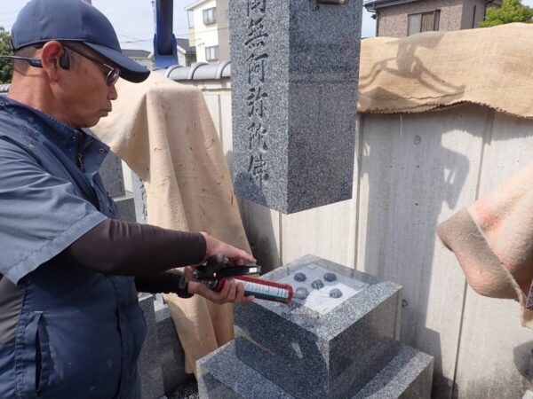 クレーンで吊り上げて真上から下ろします