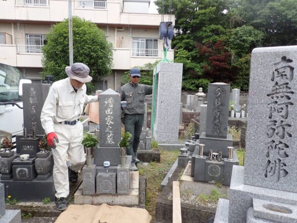外柵基礎石を吊って運びます