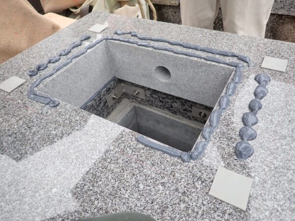 免震シリコン＋免震接着剤施工で地震対策施工2