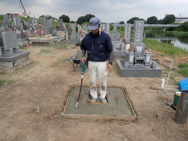 バイブレーターでしっかり空気を抜いて強い基礎コンクリートを作ります