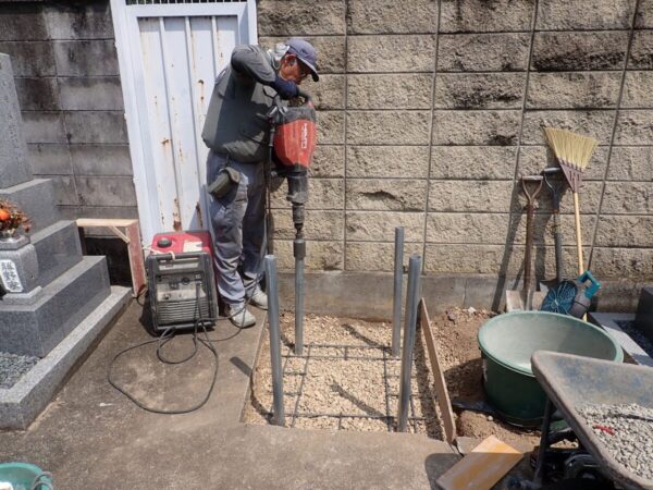 鋼管杭打ち工法をつかって、さらに地盤を強化します