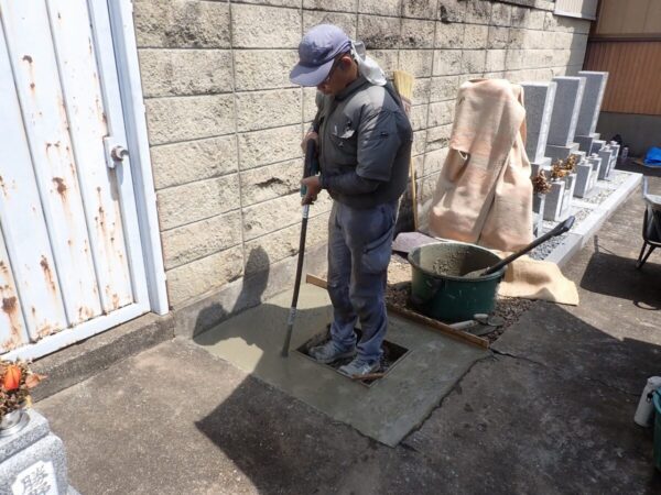 バイブレーターでしっかり空気を抜いて強い基礎コンクリートを作ります