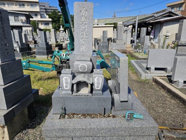 傾いたお墓