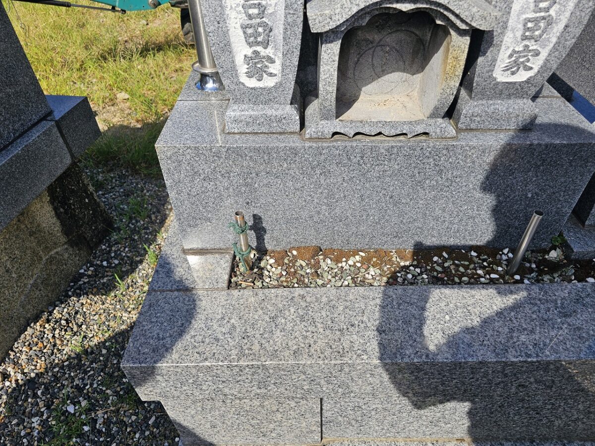 外柵基礎石の片側だけ乗っている四ツ石
