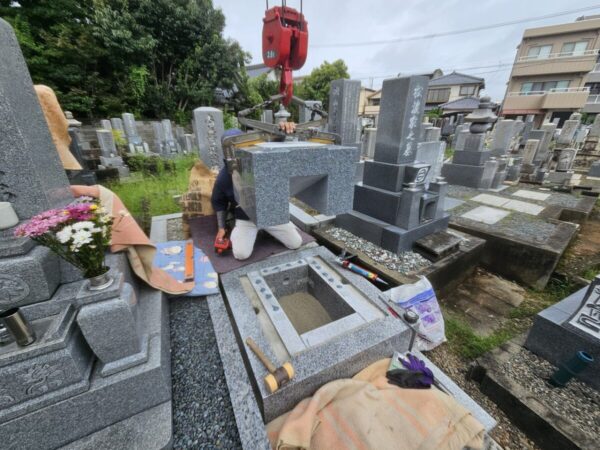 クレーンを使って施工