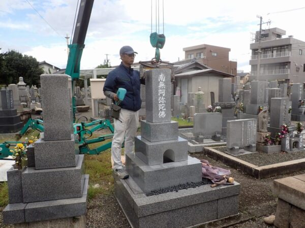 小型クレーンを使って施工
