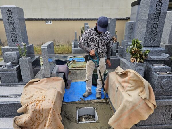 バイブレーターでしっかり空気を抜いて強い基礎コンクリートを作ります