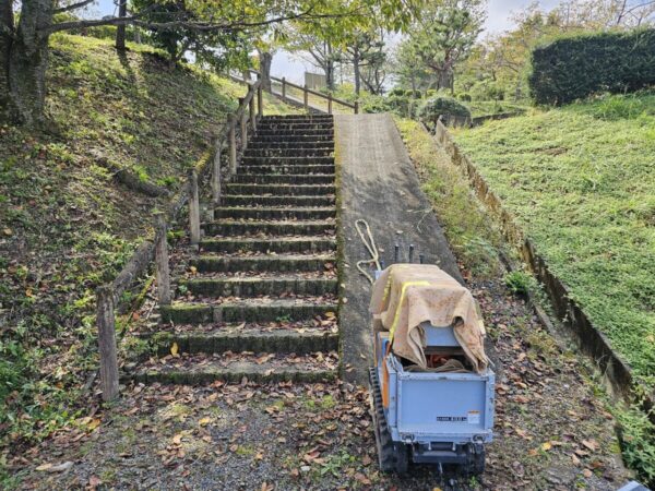 坂道を登る運搬車
