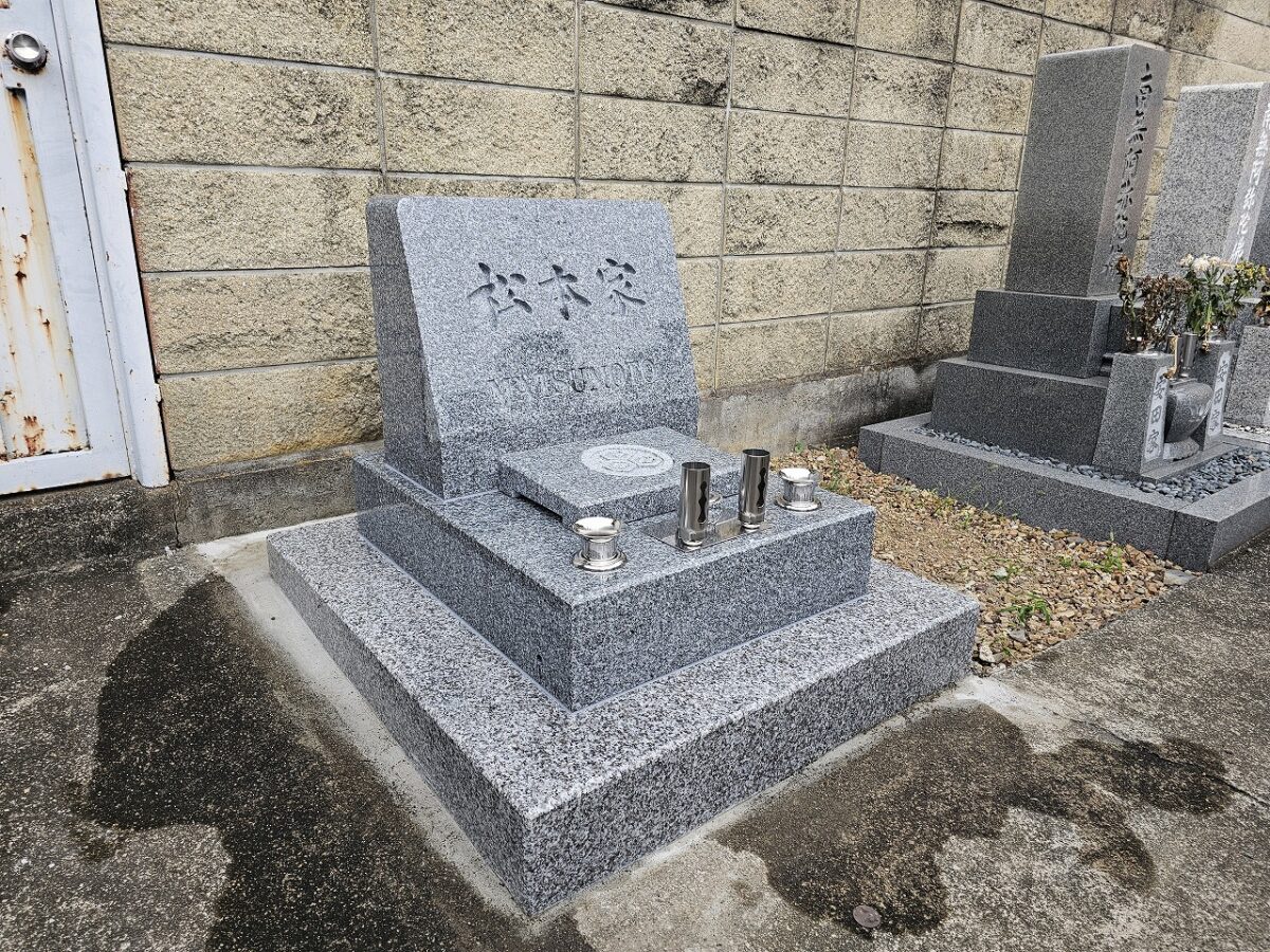 純国産天山石のデザイン墓石建立