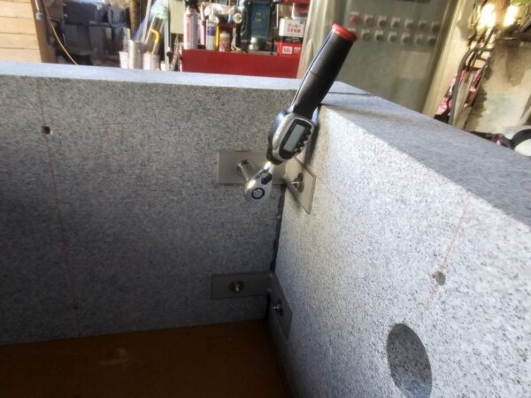 ステンレス金具をトルクレンチでしっかり締め付け