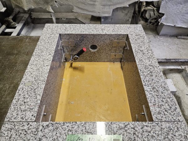 工場で事前に接着